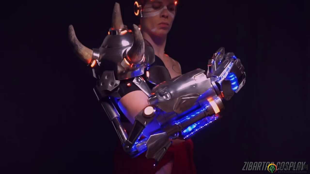 《守望先锋》毁灭之拳角色再现，炫酷变形灯臂Cosplay视频引关注