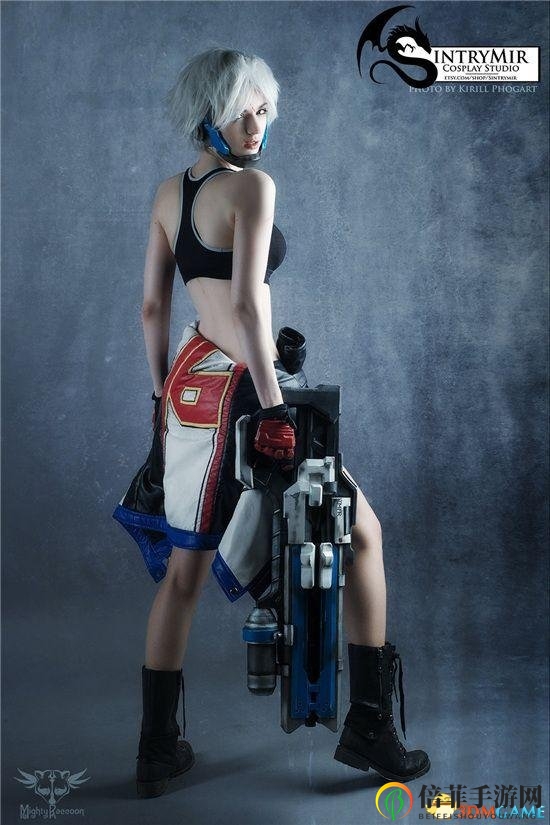 《守望先锋》士兵76娘化版Cos 身材火辣手持巨枪